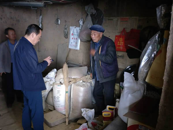隴運(yùn)集團(tuán)公司黨委書記、董事長李寅祥同志深入琵琶鎮(zhèn)寧強(qiáng)村開展幫扶工作