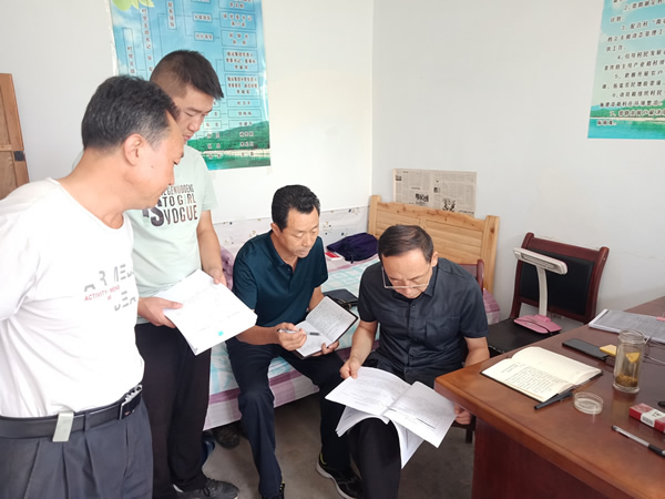 隴運(yùn)集團(tuán)公司黨委書記、董事長李寅祥深入琵琶鎮(zhèn)寧強(qiáng)村檢查指導(dǎo)幫扶工作